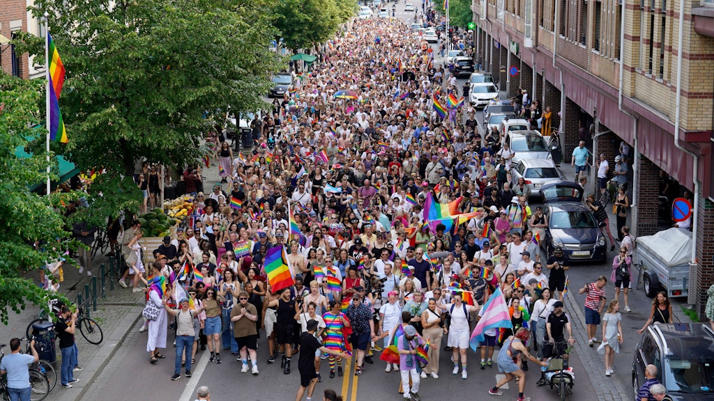 Kleiner als geplant, aber trotz Absage bildete sich nach dem Anschlag von Oslo doch noch eine spontane Pride-Demostration.