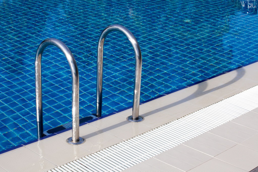 Das Kind fiel in einen Pool in der Nachbarschaft.