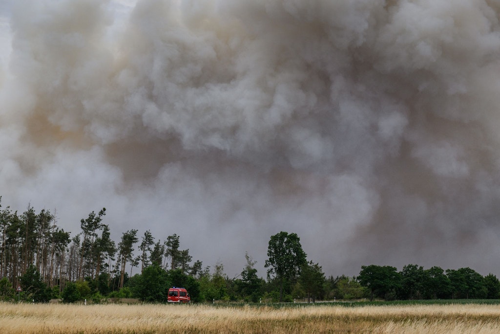 Rauch steigt aus dem Waldbrandgebiet in der Gohrischheide in den Himmel.