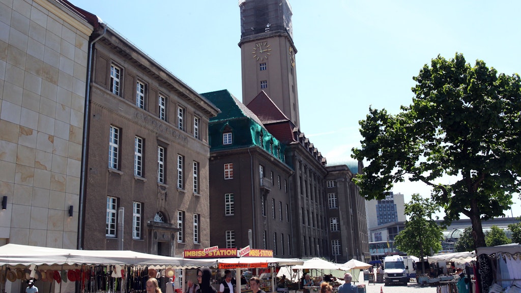 Das Gesundheitsamt Spandau hat Büros unter anderem in dem Haus an der Carl-Schurz-Straße im Vordergrund und im Rathaus daneben.