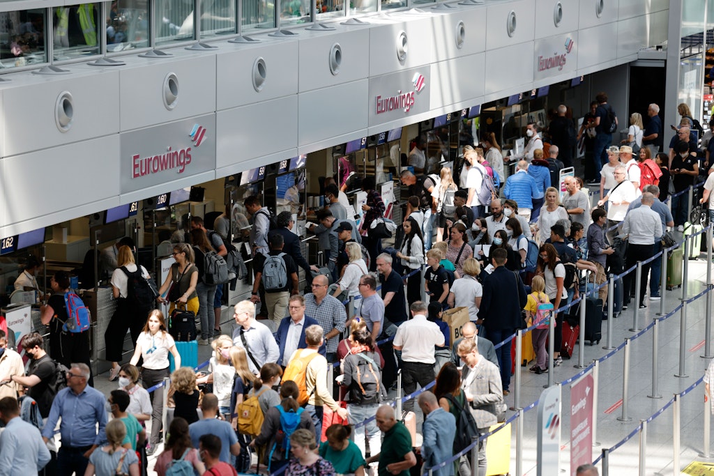 Dichtes Gedränge am Flughafen Düsseldorf – die Warteschlangen waren zum Ferienstart teils kilometerlang.