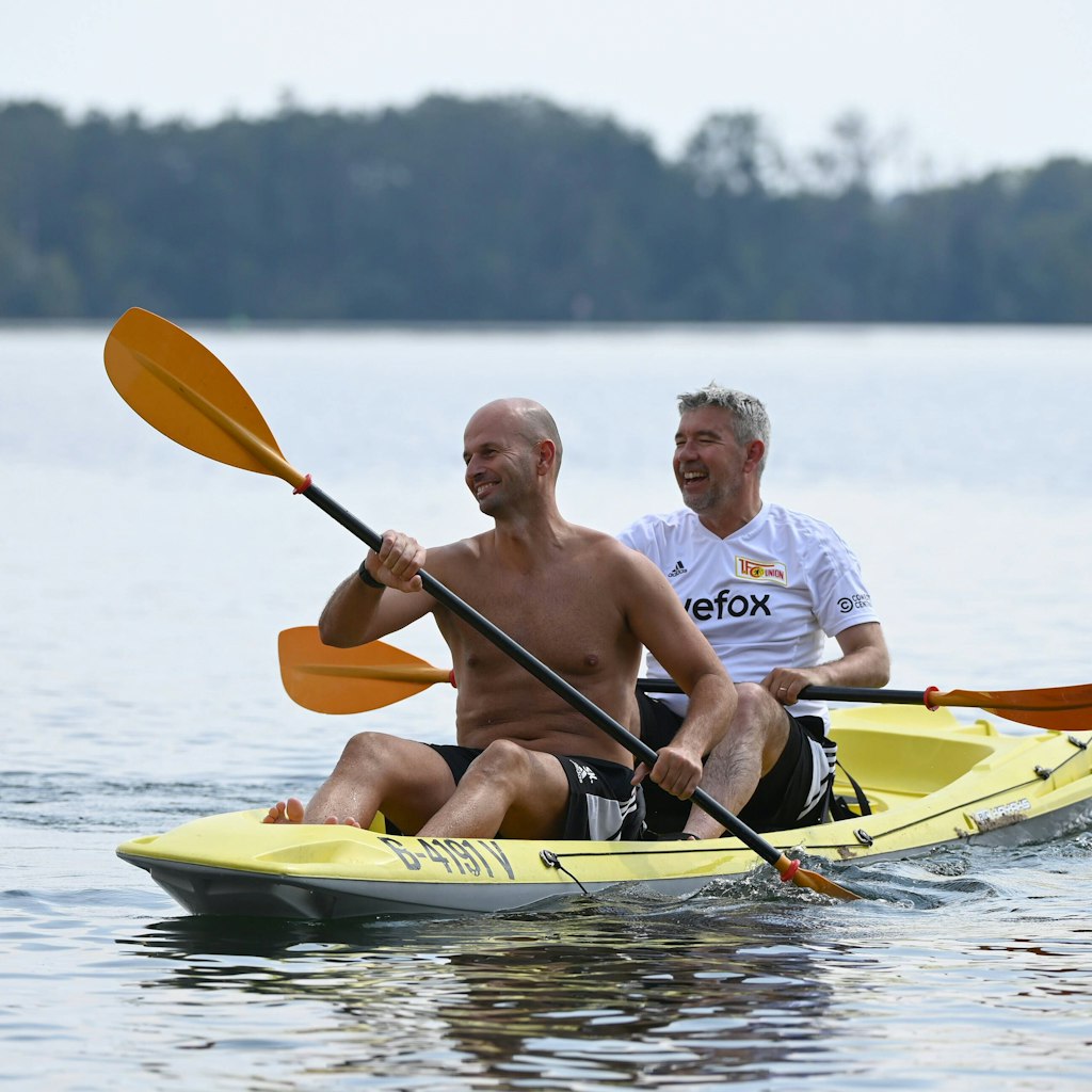 Physiotherapeut Sven Kuhlbrodt und Unions Trainer Urs Fischer beim gemeinsamen Paddeln in einem Kajak.