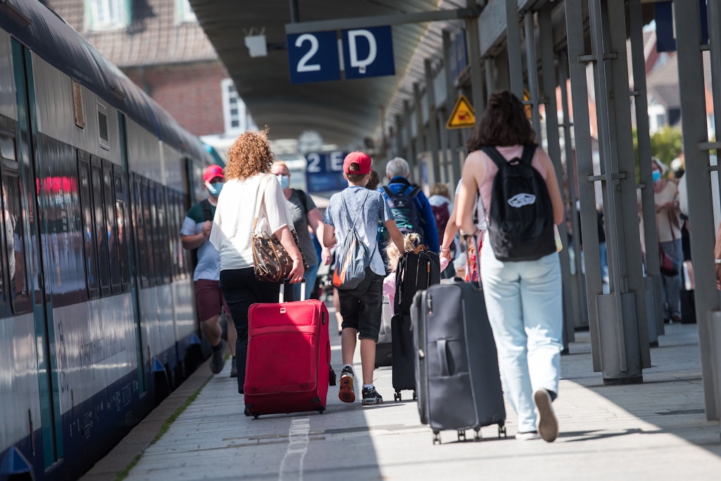 In den Sommerferien wird es auf den Bahnsteigen richtig eng werden. Viele fahren mit dem 9-Euro-Ticket in den Urlaub.