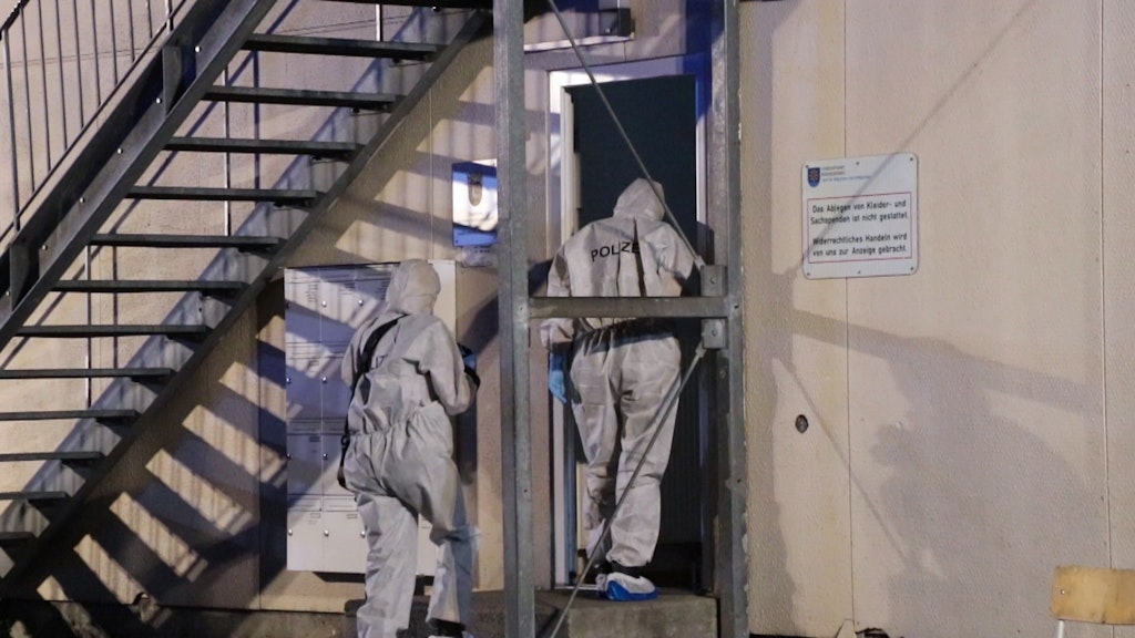 Beamte der Spurensicherung ermitteln nach einem Messerangriff an der Asylbewerberunterkunft.