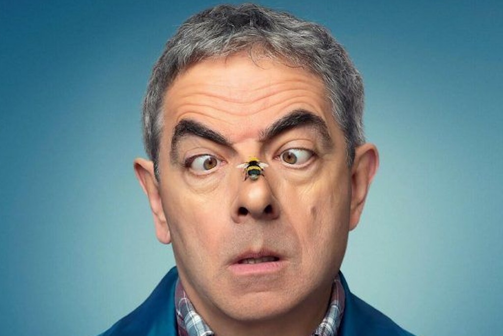 Rowan Atkinson spielt die Hauptrolle im Film Man vs Bee. An seiner Seite: Eine Hummel.
