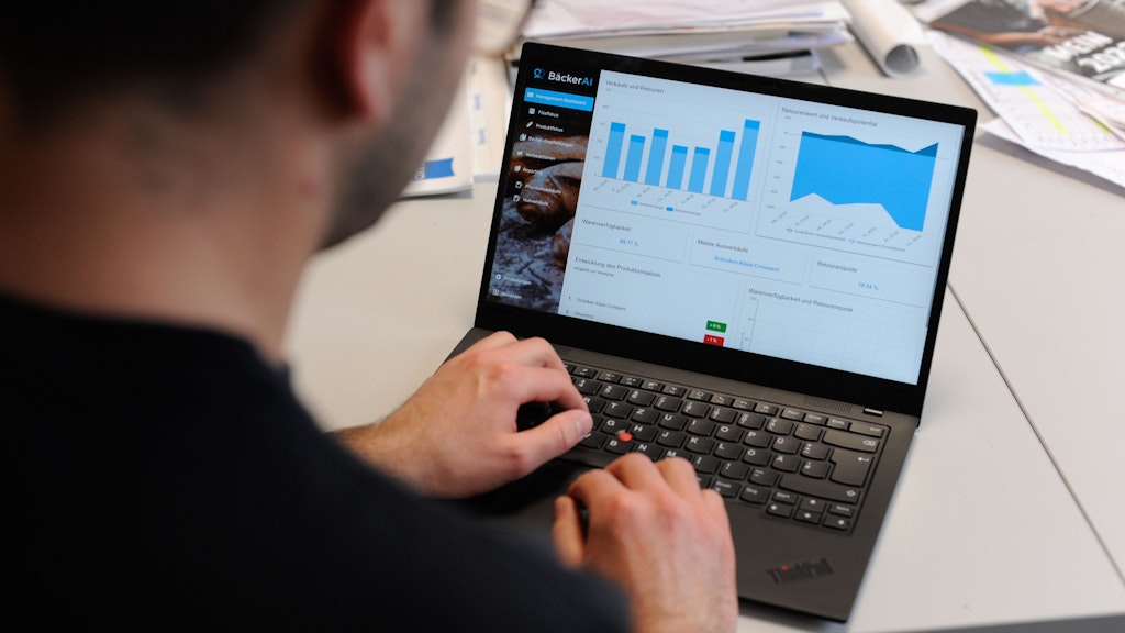Wer am Laptop statt am Desktop-PC arbeitet, spart bares Geld.