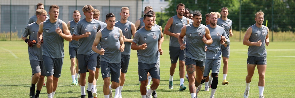 Da laufen sie schon wieder: Die Spieler des BFC Dynamo starten unter dem neuen Trainer Heiner Backhaus in die Saisonvorbereitung. Das Ziel ist klar.