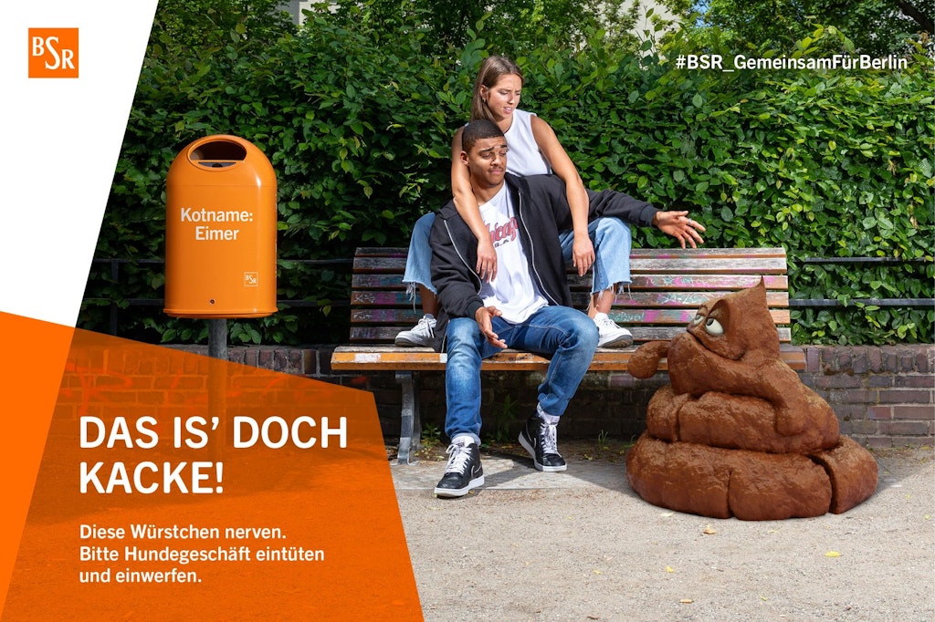 BSR startet Sauberkeitskampagne 2022: Auf einem Plakat ist ein Mega-Hundehaufen zu sehen.