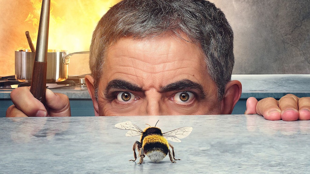 Innerhalb kürzester Zeit macht der Kampf Mann gegen Hummel in „Man vs Bee“ das Haus eines reichen Paares zum Schlachtfeld.