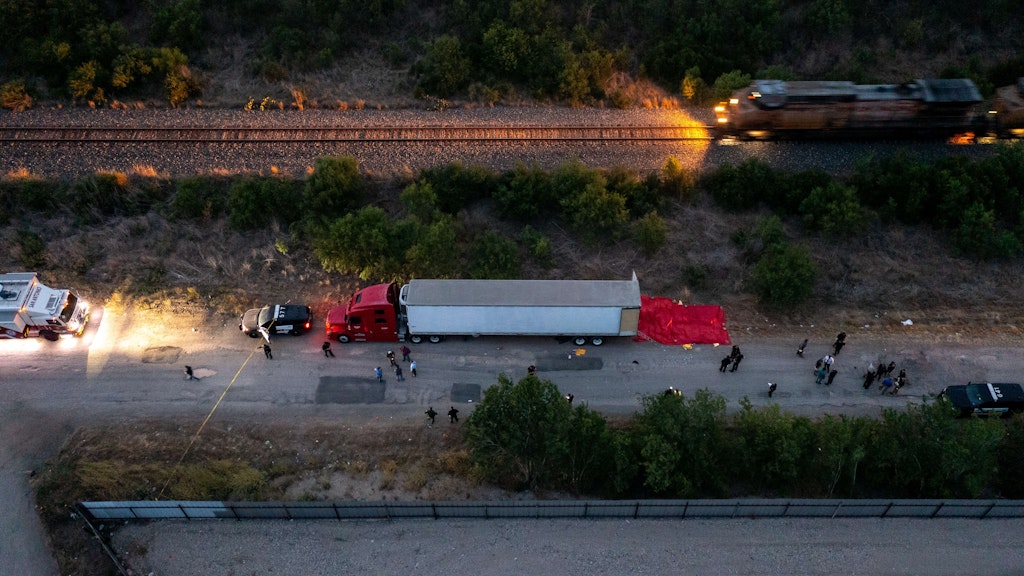 In dieser Luftaufnahme untersuchen Polizisten in San Antonio den Lkw, in dem die 46 Leichen gefunden wurden.