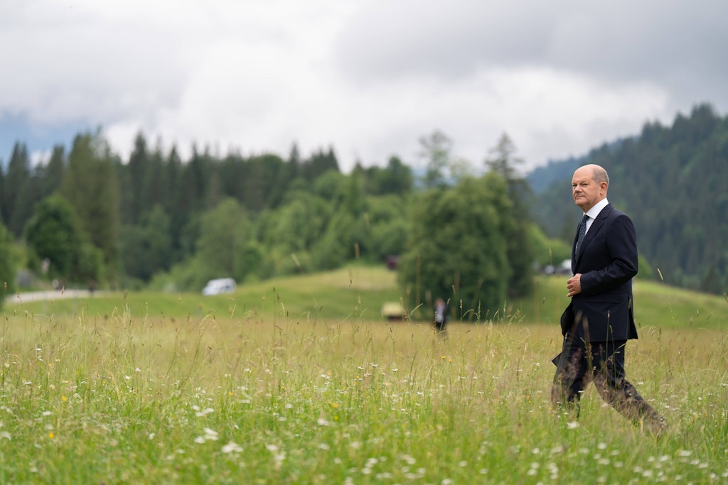 Olaf Scholz auf dem Weg zu seiner Freiluft-Pressekonferenz nach dem G7-Gipfel im Schloss Elmau.