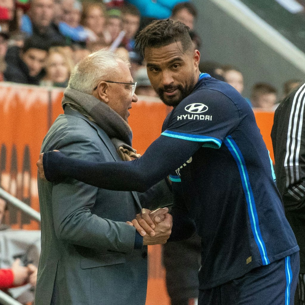 Trainer-Guru Felix Magath (l.) ließ Boateng beim Relegations-Rückspiel in Hamburg (2:0) die Mannschaft aufstellen.