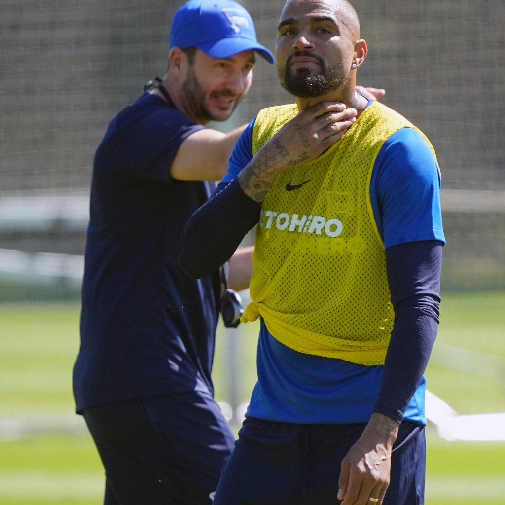 Herthas Kevin Prince Boateng und Trainer Sandro Schwarz (l.) verstehen sich auf Anhieb.