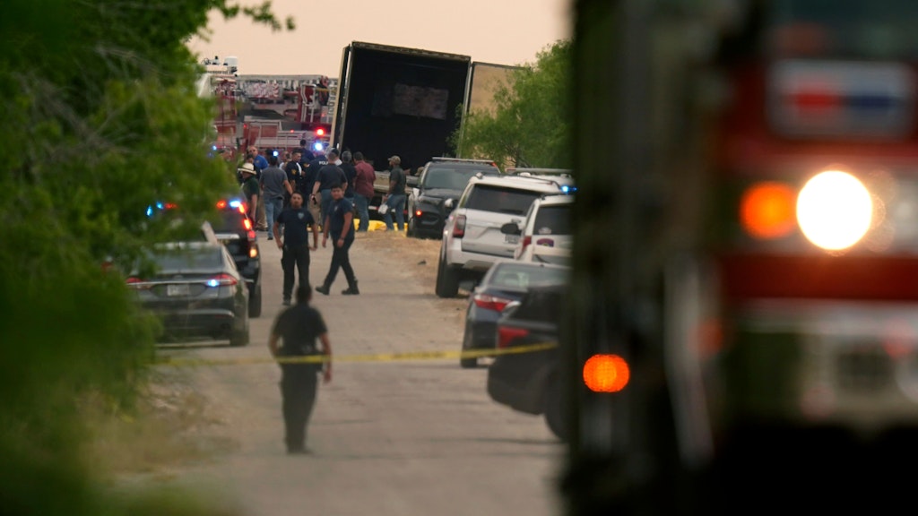 Leichensäcke liegen am Tatort in einem abgelegenen Gebiet im Südwesten von San Antonio, an dem ein Sattelauflieger mit vielen Toten gefunden wurde.