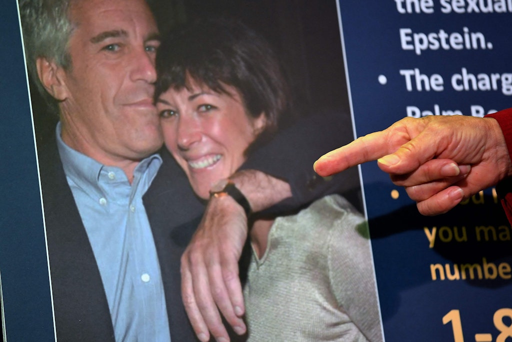 Nachdem ein New Yorker Geschworenengericht die langjährige Vertraute des verstorbenen Sexualstraftäters Jeffrey Epstein im Dezember des Sexhandels mit Minderjährigen schuldig gesprochen hatte, wurde nun ihr Strafmaß verkündet: Die 60-Jährige erhielt eine Strafe von 20 Jahren Haft.