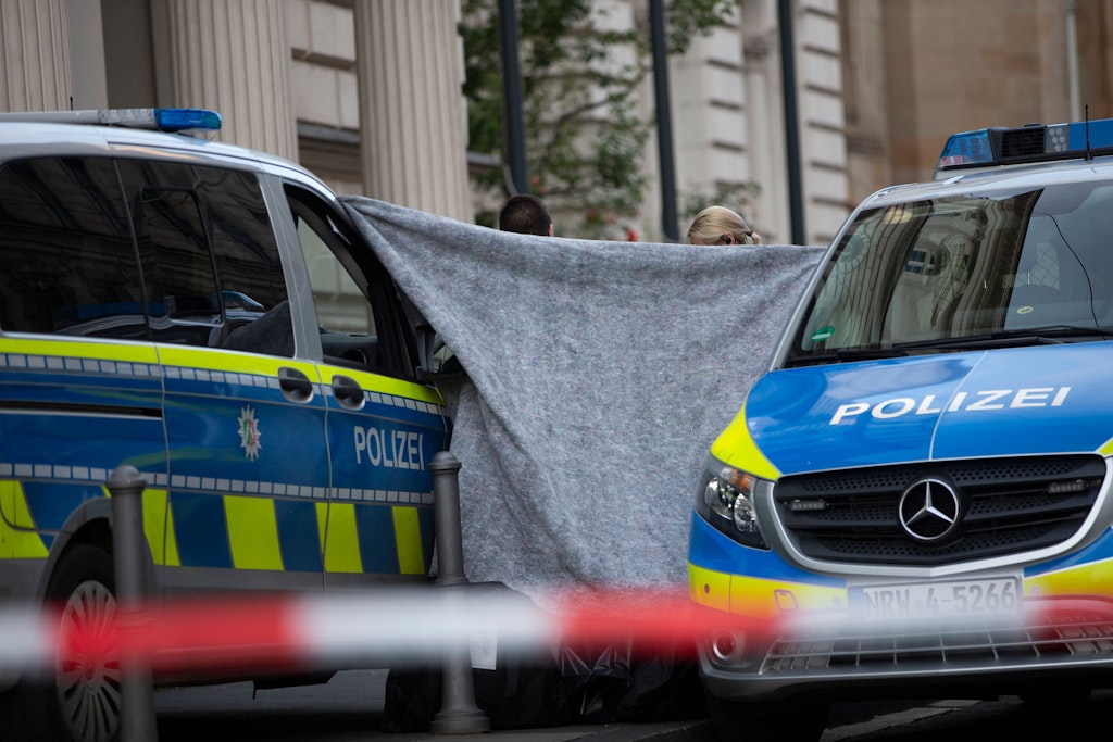 Die Polizei sperrte den Bereich vor dem Bonner Landgericht ab, nachdem ein abgetrennter menschlicher Kopf gefunden wurde.