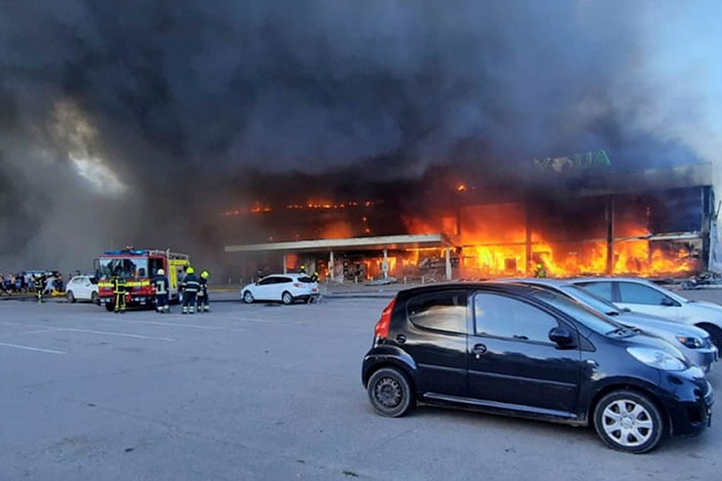 Auf diesem Bild, das aus einem Video des staatlichen ukrainischen Notdienstes stammt, steht das Einkaufszentrum nach einem Raketenangriff in Flammen.