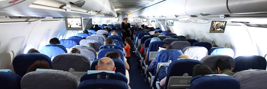 In einer Flugzeugkabine ähnlich wie dieser verschickte der Mann Penisbilder an die Mitreisenden.