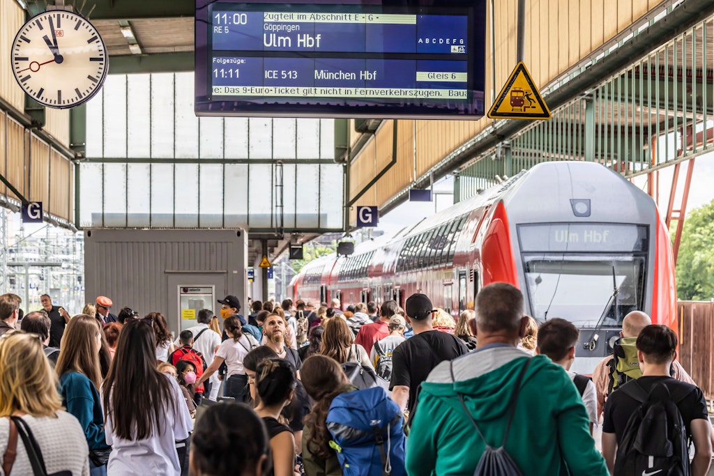 Das 9-Euro-Ticket beschert der Bahn ein starkes Aufkommen an Fahrgästen. Das sorgt auch für schwierige Situationen in den Zügen.