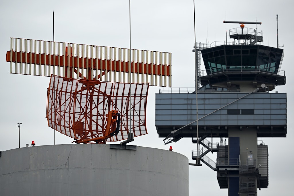 Technische Probleme bei der Deutschen Flugsicherung haben am frühen Mittwochmorgen den Flugverkehr über weiten Teilen Deutschlands vorübergehend eingeschränkt.