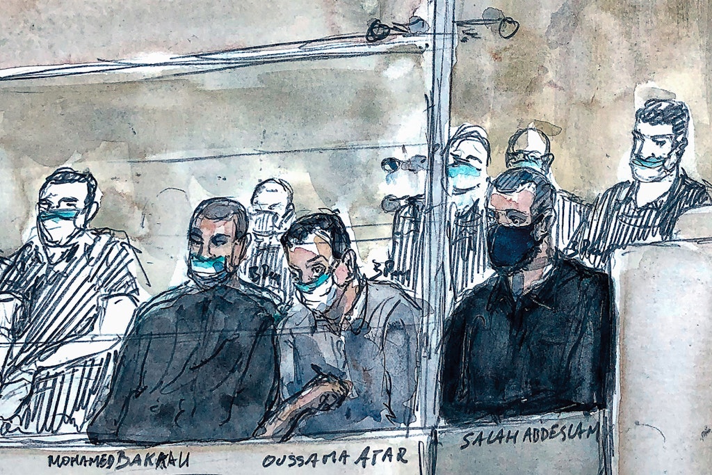 Eine Zeichnung aus dem Gerichtssaal zeigt die Angeklagten Mohamed Bakkali (L), Oussama Atar (M) und Salah Abdeslam (R). Salah Abdeslam wurde am Mittwoch zur Höchststrafe verurteilt.