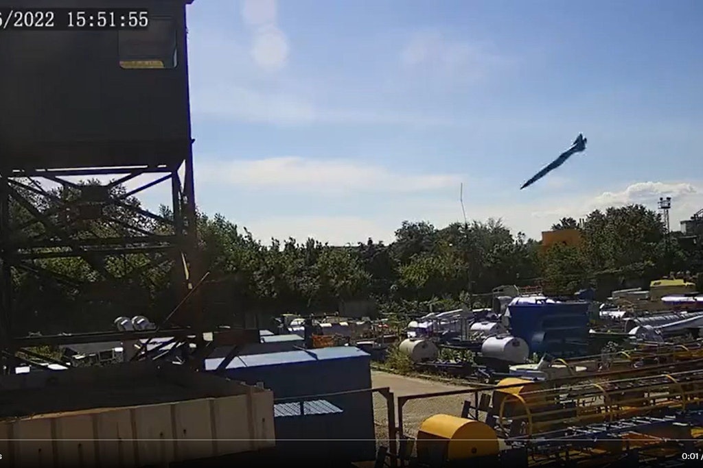 Ein Standbild aus dem Video, das den Raketen-Einschlag in das ukrainische Einkaufszentrum beweist.
