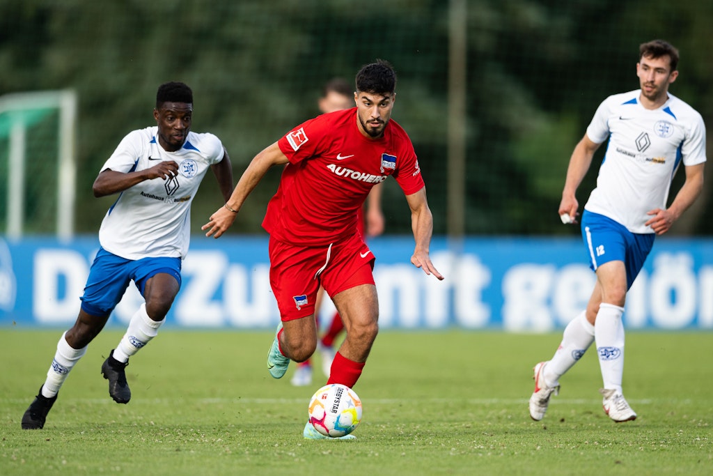 Herthas Mittelfeldmotor Suat Serdar spielte in der zweiten Halbzeit im ersten Testspiel der Saisonvorbereitung gegen TuS Makkabi.