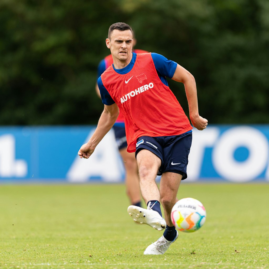 Herthas neuer Verteidiger Filip Uremovic macht im Training eine gute Figur beim Passspiel.