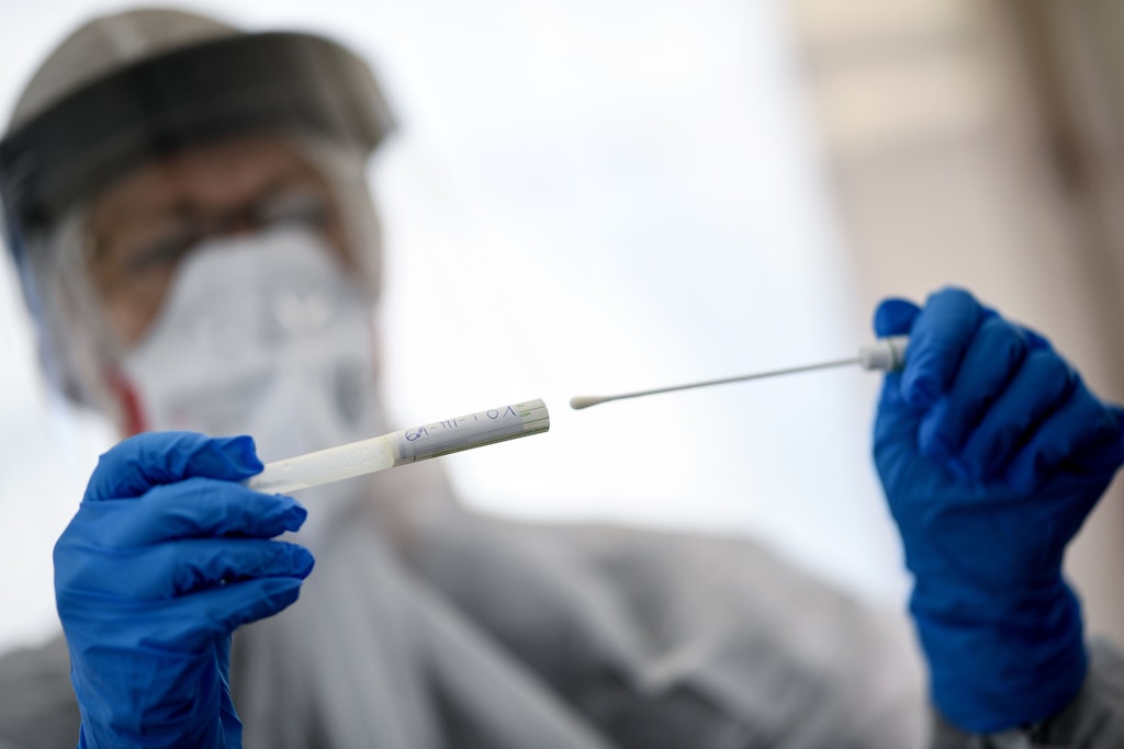 Corona-Tests sind in öffentlichen Teststellen künftig nicht mehr für jeden kostenlos.