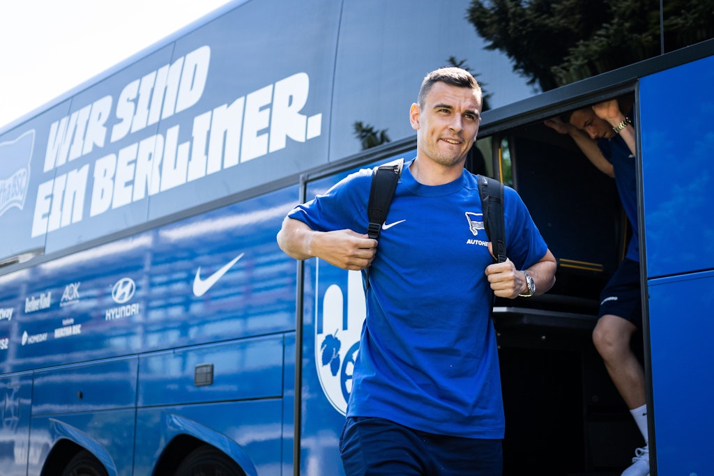 Voller Tatendrang! Herthas neuer Verteidiger Filip Uremovic steigt entschlossen aus dem Mannschaftsbus.