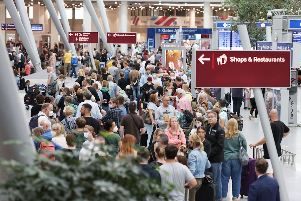 Lange Warteschlangen im Düsseldorfer Flughafen: Die Sommerferien starten für viele Urlauber mit einem Chaos.