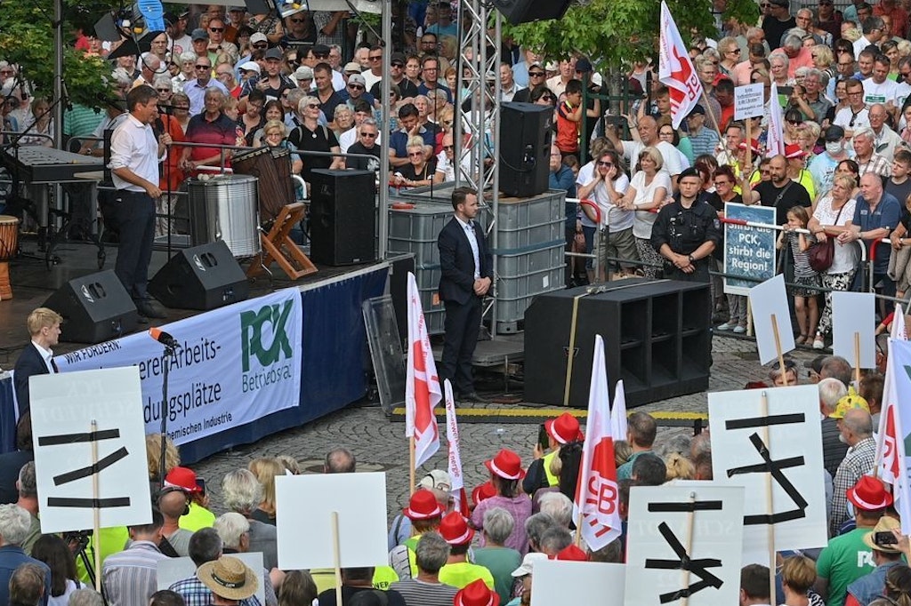Robert Habeck steht auf einer Bühne in Schwedt und spricht auf der Demonstration des Bürgerbündnisses. Es gab Buhrufe bei seinem Auftritt.