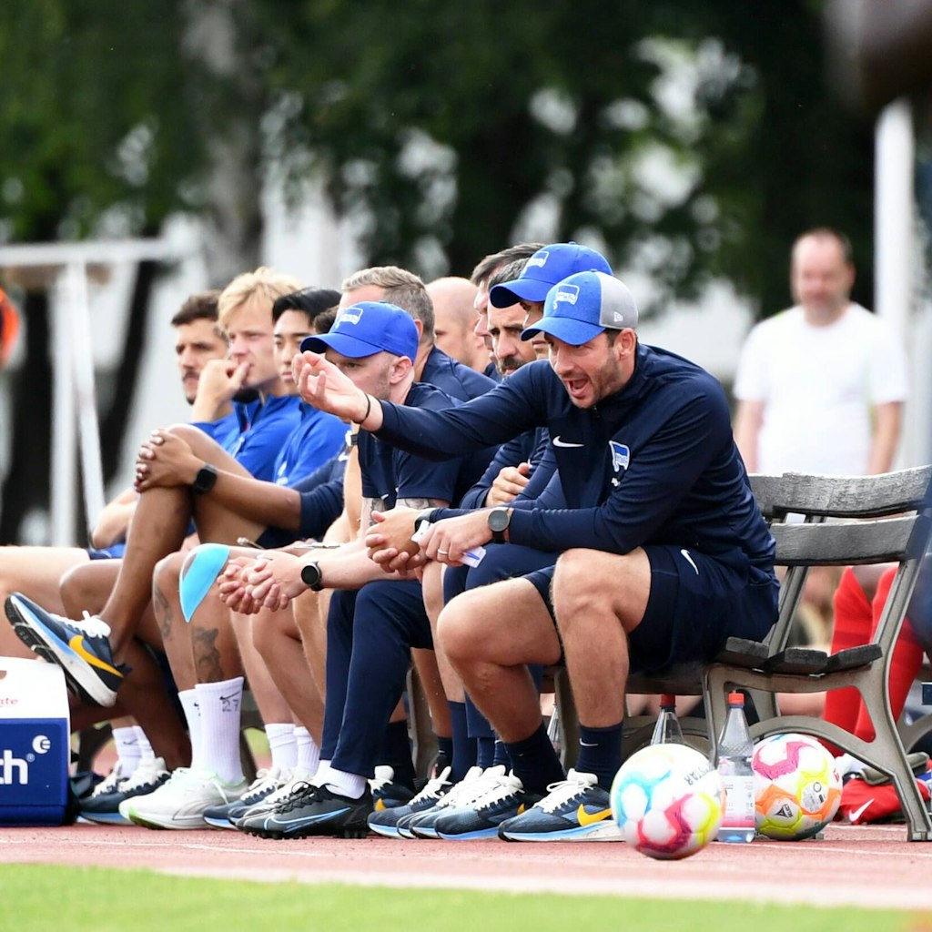 Lautstark gibt Herthas neuer Trainer Sandro Schwarz Kommandos beim Testspiel gegen Makkabi.