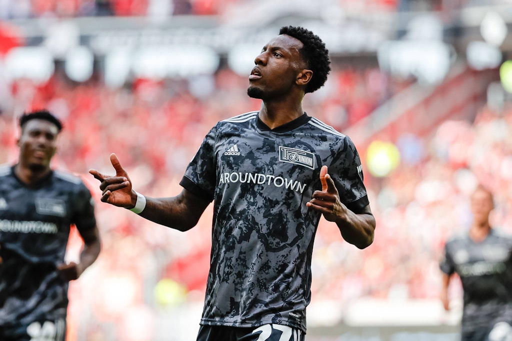 Die Fans der Eisernen können sich auf weitere Torjubel a la Spiderman freuen! Sheraldo Becker hat beim 1. FC Union vorzeitig verlängert.