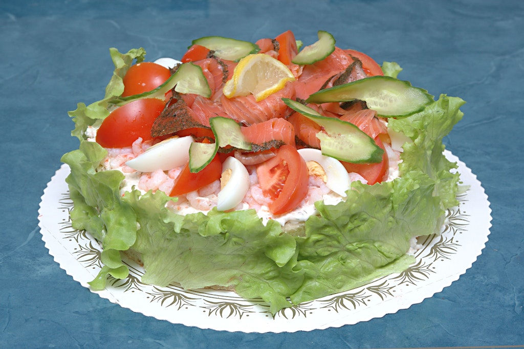 Die Sandwich-Torte kann noch üppig garniert werden.