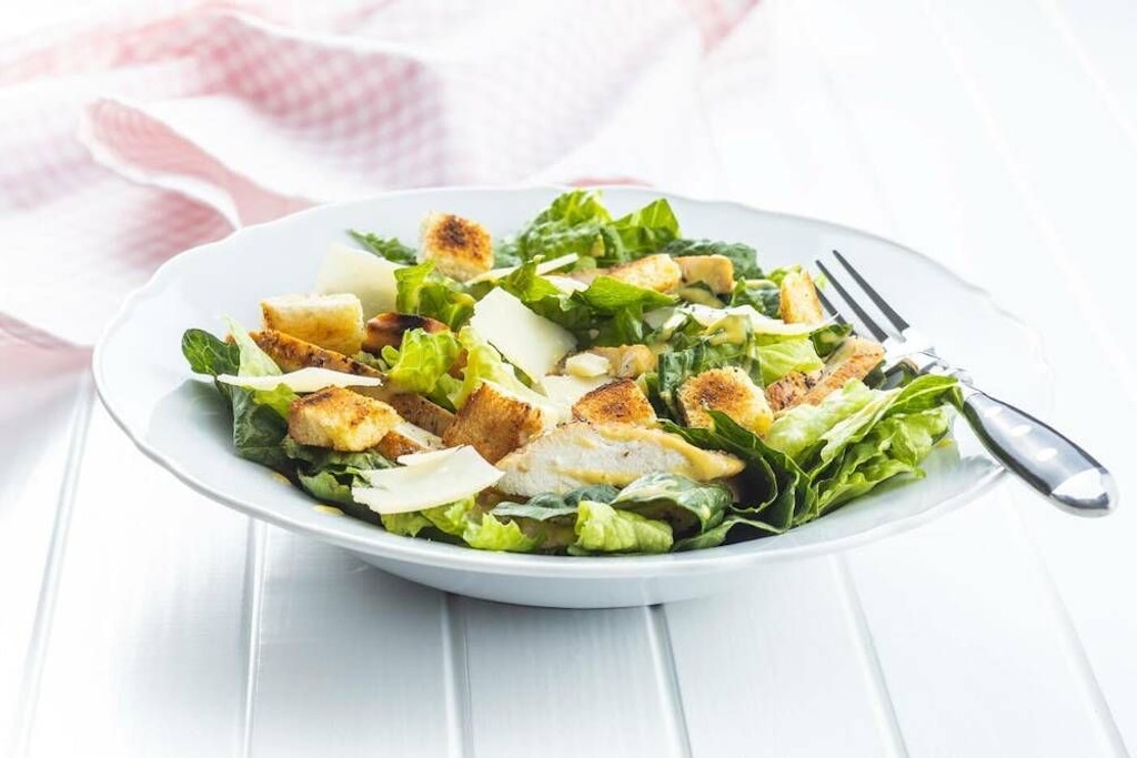 Ein leckerer Caesar Salad muss nicht zwangsläufig eine Kalorienbombe sein. Mit unserem Rezept geht es genussvoll und mit weniger Kalorien.