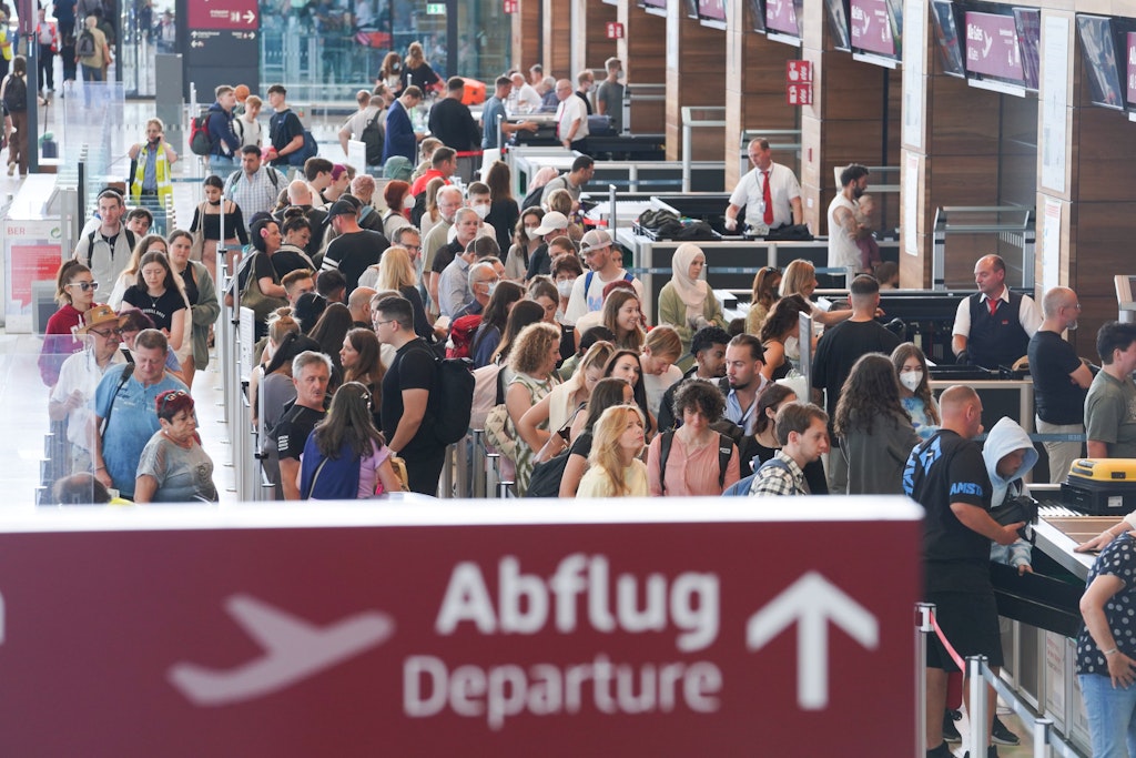 Der Flughafen BER am Donnerstag: Eine Woche vor dem Start der Sommerferien stehen zahlreiche Passagiere in einer Schlange vor der Sicherheitskontrolle.