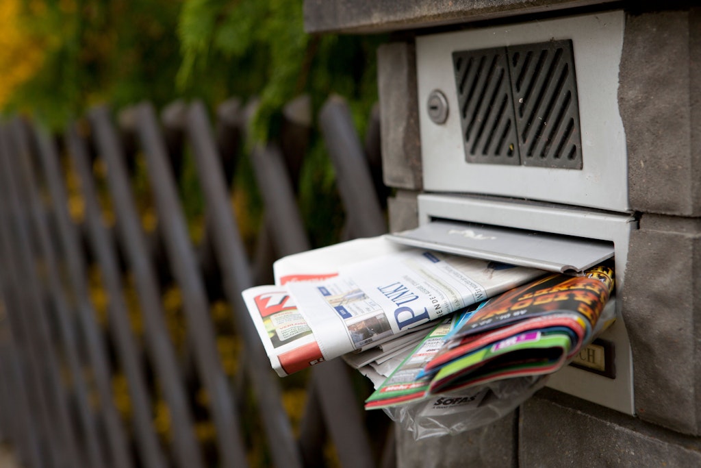 Ein übervoller Briefkasten kann Einbrecher anlocken. Bei längerer Abwesenheit sollte man ihn durch Nachbarn oder Freunde regelmäßig leeren lassen. (Symbolbild)