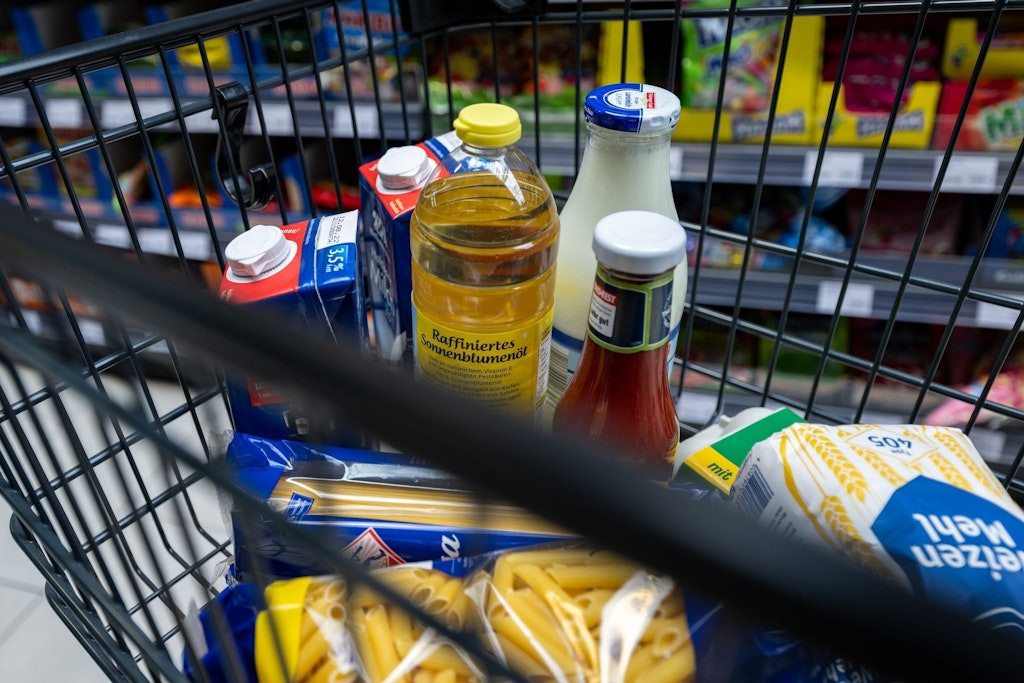 Die Lebensmittelpreise steigen – manchmal sogar unbemerkt, weil die Hersteller kleinere Verpackungen in die Regale stellen.