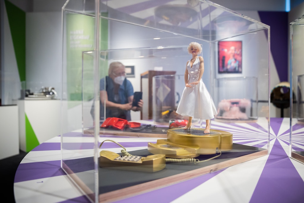 Marilyn Monroe als Teil eines Telefons: Wenn es klingelt, fliegt das Kleid hoch. Leider nur theoretisch: Die Mechanik ist ausgeschaltet.