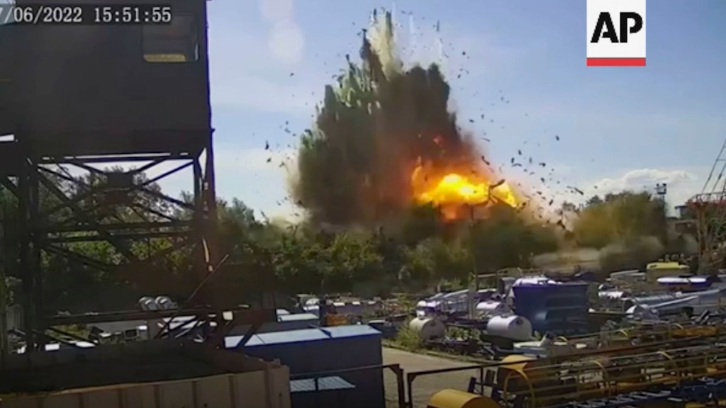 Auf diesem vom ukrainischen Präsidialamt zur Verfügung gestellten Videostandbild soll der Moment zu sehen sein, kurz nachdem eine Rakete das Einkaufszentrum in Krementschuk getroffen hat.