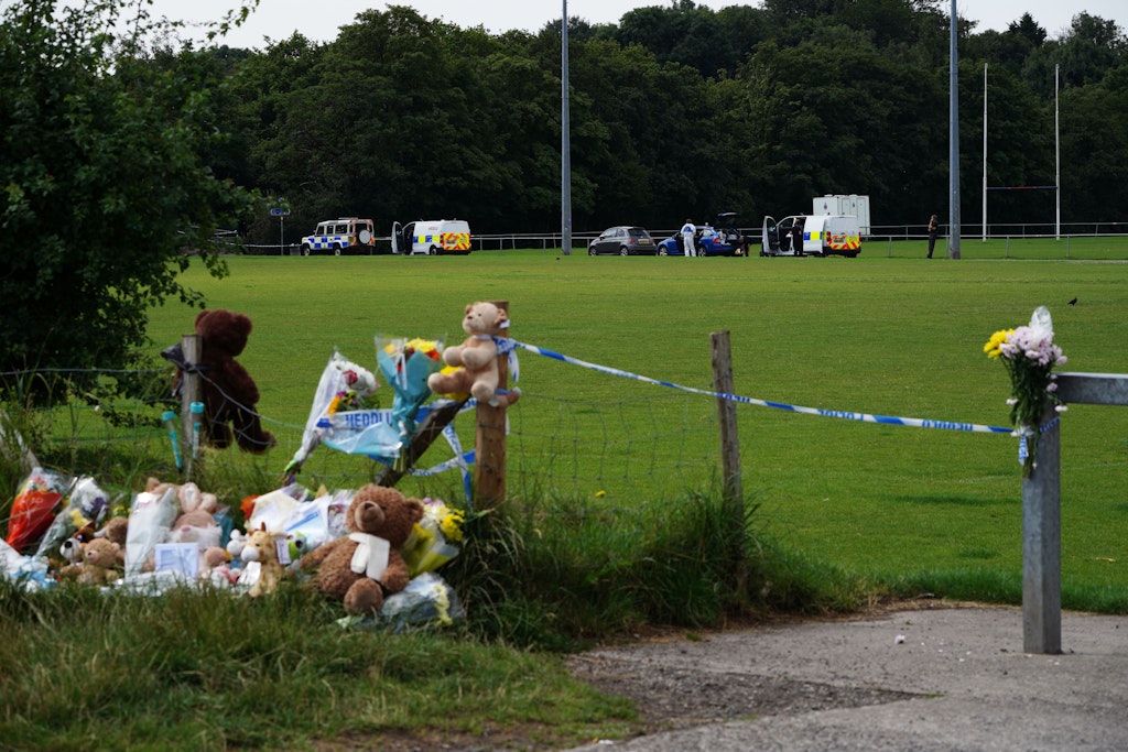 Blumen und Kuscheltiere wurden an einem abgesperrten Bereich in der Nähe der Stelle abgelegt, an der ein fünfjähriger Junge tot im Fluss Ogmore gefunden wurde.