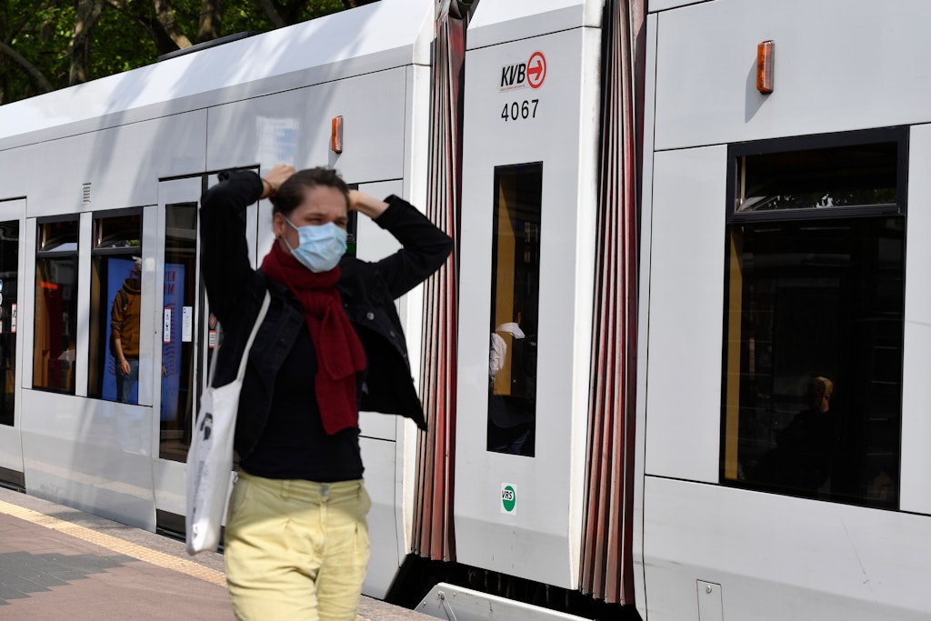 Die Maskenpflicht in Bus und Bahn sowie in Innenräumen ist nach Meinung der Experten sinnvoll.