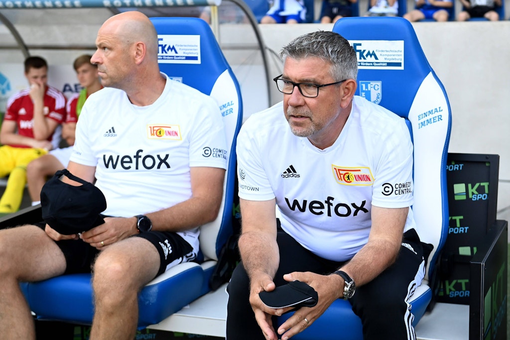 Trainer Urs Fischer, hier neben seinem Co-Trainer Markus Hoffmann, war beim 4:1 in Magdeburg nicht allem einverstanden, was die Profis des 1. FC Union ablieferten.