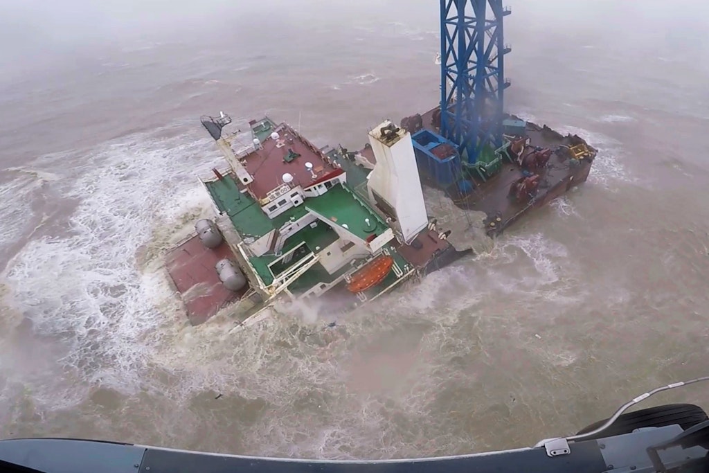 Ein Hubschrauber mit einer Rettungsmannschaft einem sinkenden Schiff im Südchinesischen Meer, 300 Kilometer südlich von Hongkong.