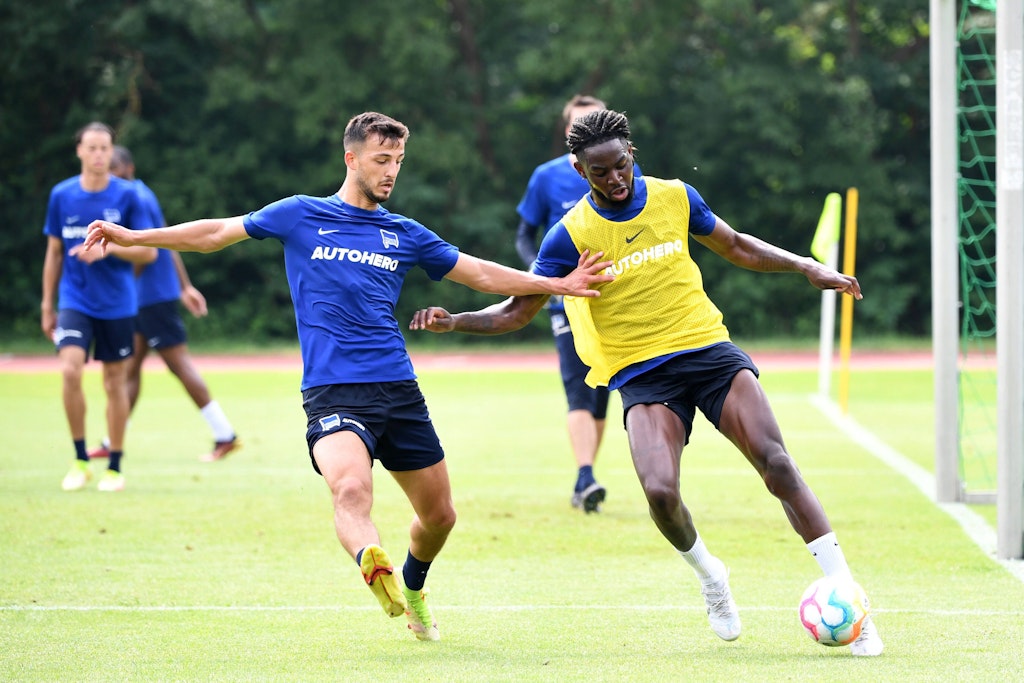 Zieht es Jordan Torunarigha (r.), hier im Trainingslager-Duell mit Mesut Kesik, von Hertha BSC zu West Ham United?