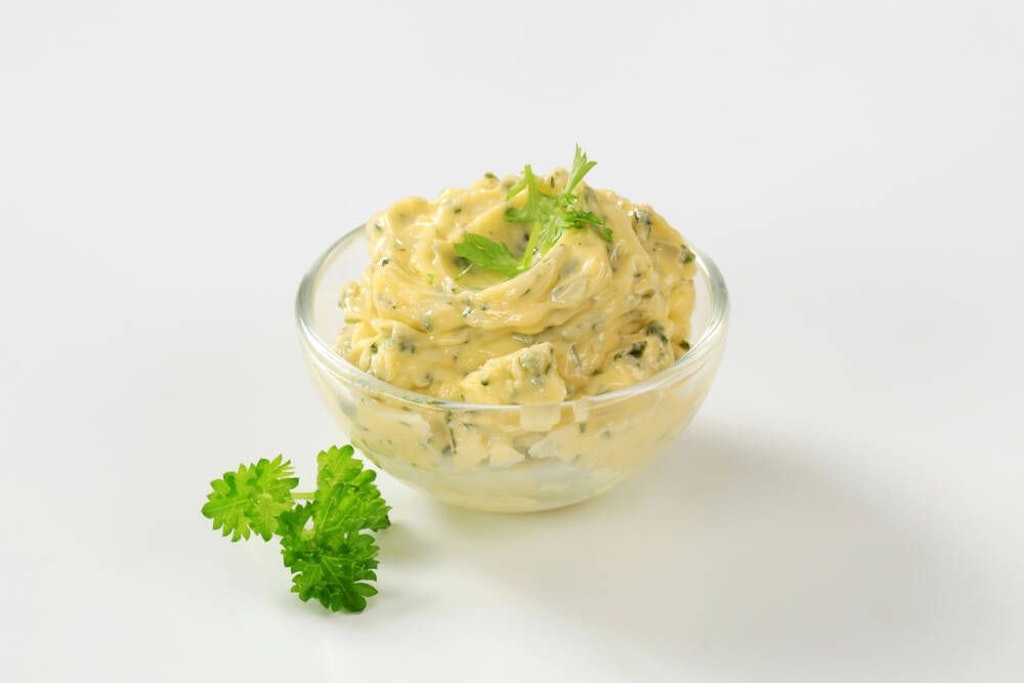 Kräuterbutter kann man mit dem passenden Rezept ganz einfach, schnell und lecker selber machen.