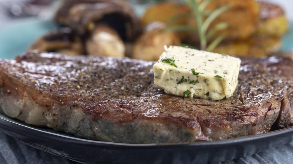 Selbst gemachte Kräuterbutter passt auch prima zu Steak.