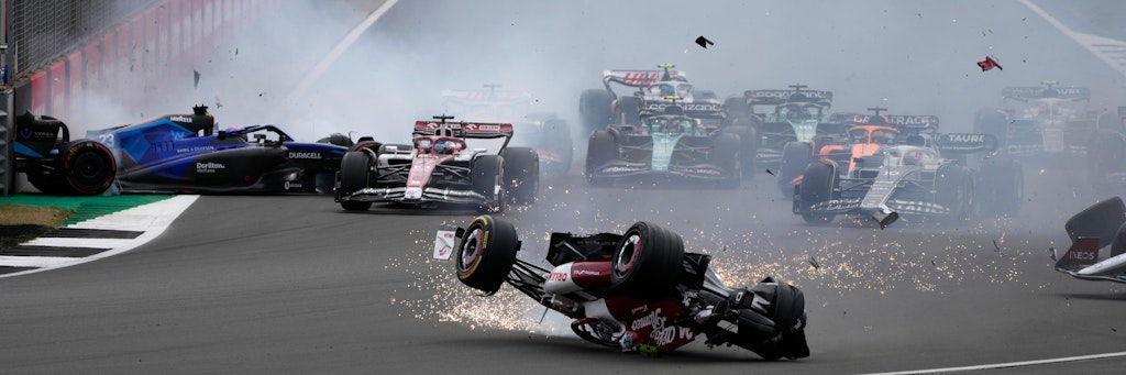 Beim Start des Formel-1-Rennens in Silverstone stockte den Zuschauern bei diesem Horror-Crash der Atem.