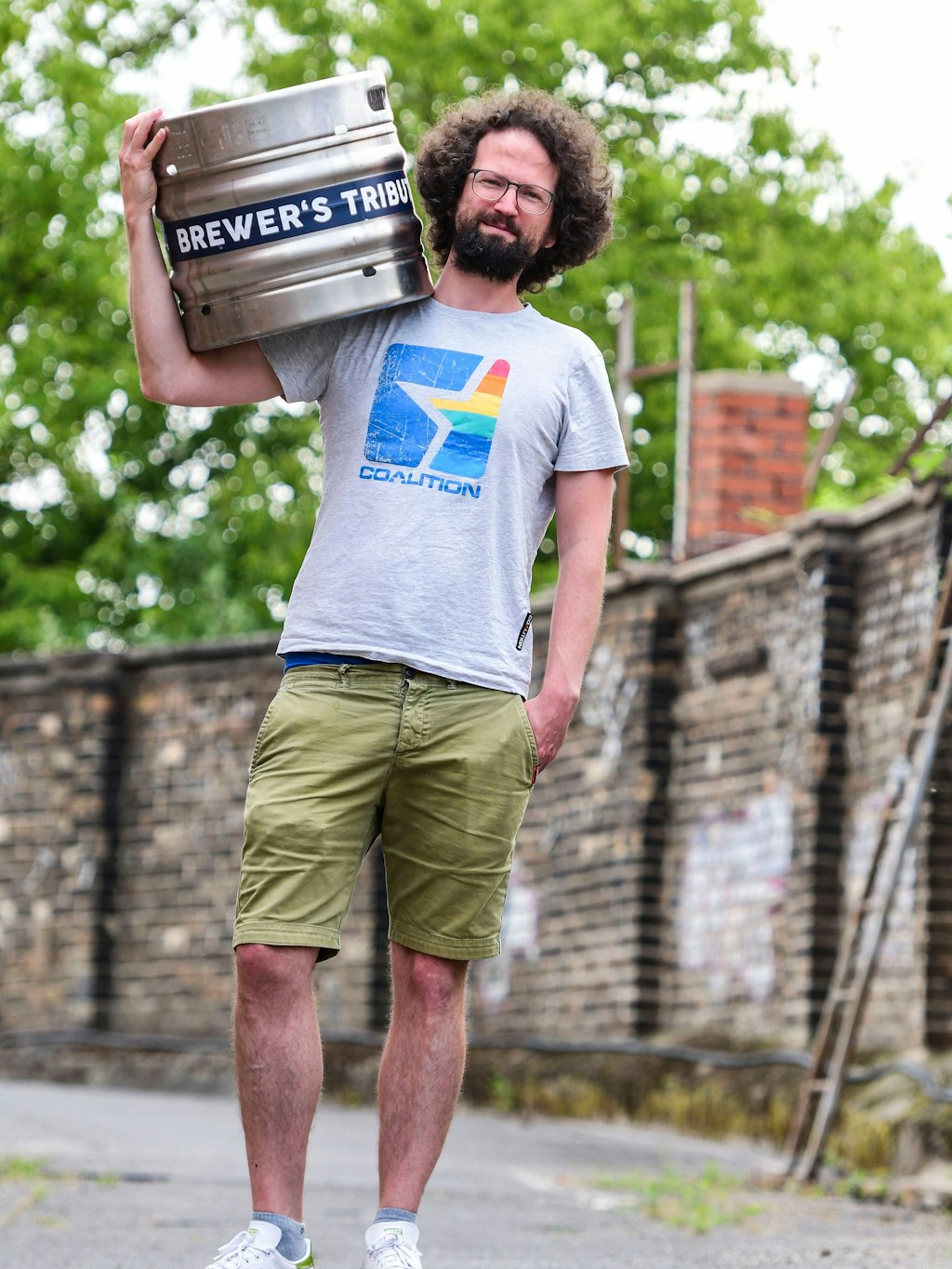 Jonas Mömken schultert ein Bierfass. Seine Brauerei muss höhere Preise schultern.